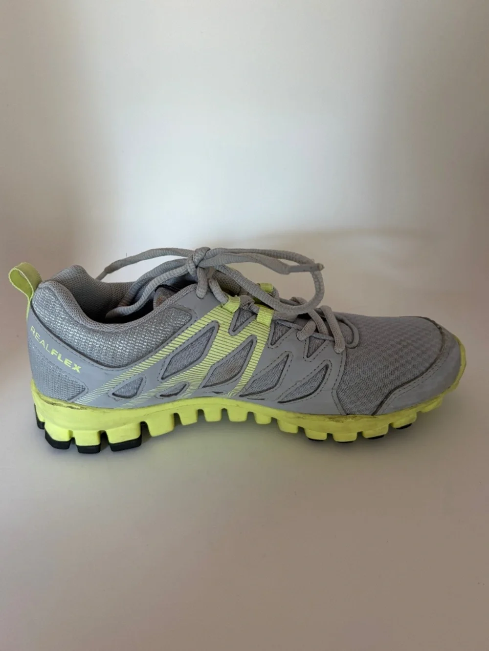 Reebok Realflex Running Shoes in Silver with Neon Yellow-Green, Size 7.5